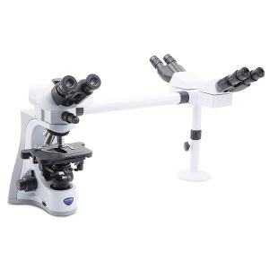 Mikroskop z przystawkami asystenckimi