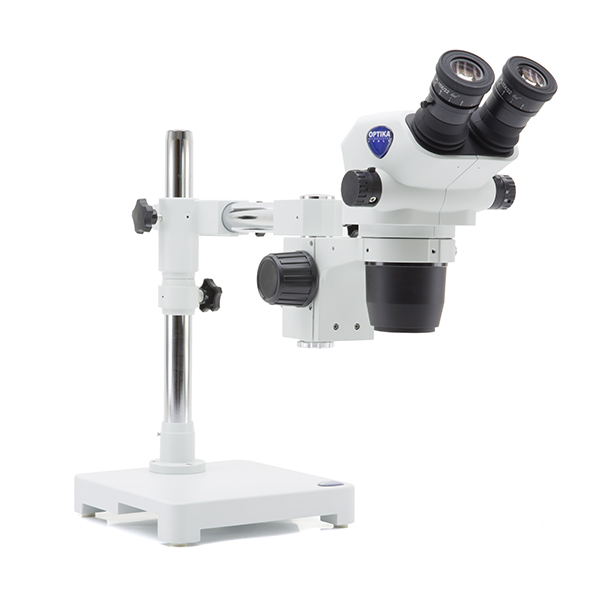 Mikroskop na statywie wysięgnikowym