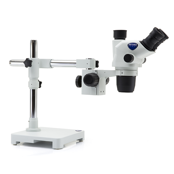 Mikroskop z głowicą trinokularową na stabilnym statywie wysięgnikowym nastołowym